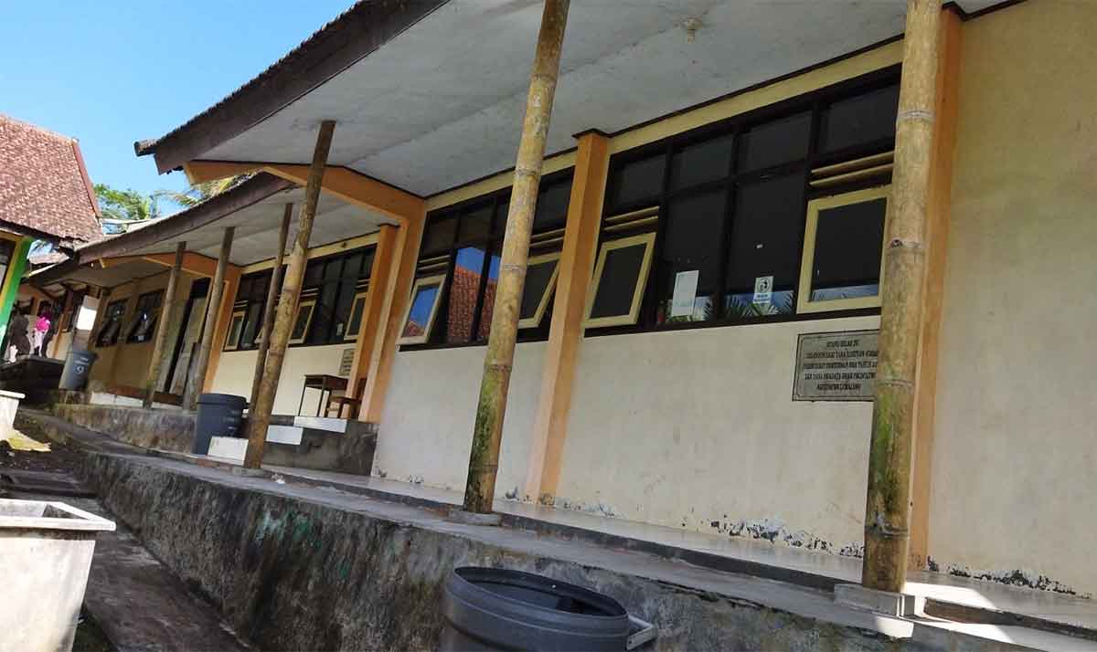 Kondisi salah satu gedung kelas XII SMAN 1 Pronojiwo yang rusak dan butuh perbaikan.