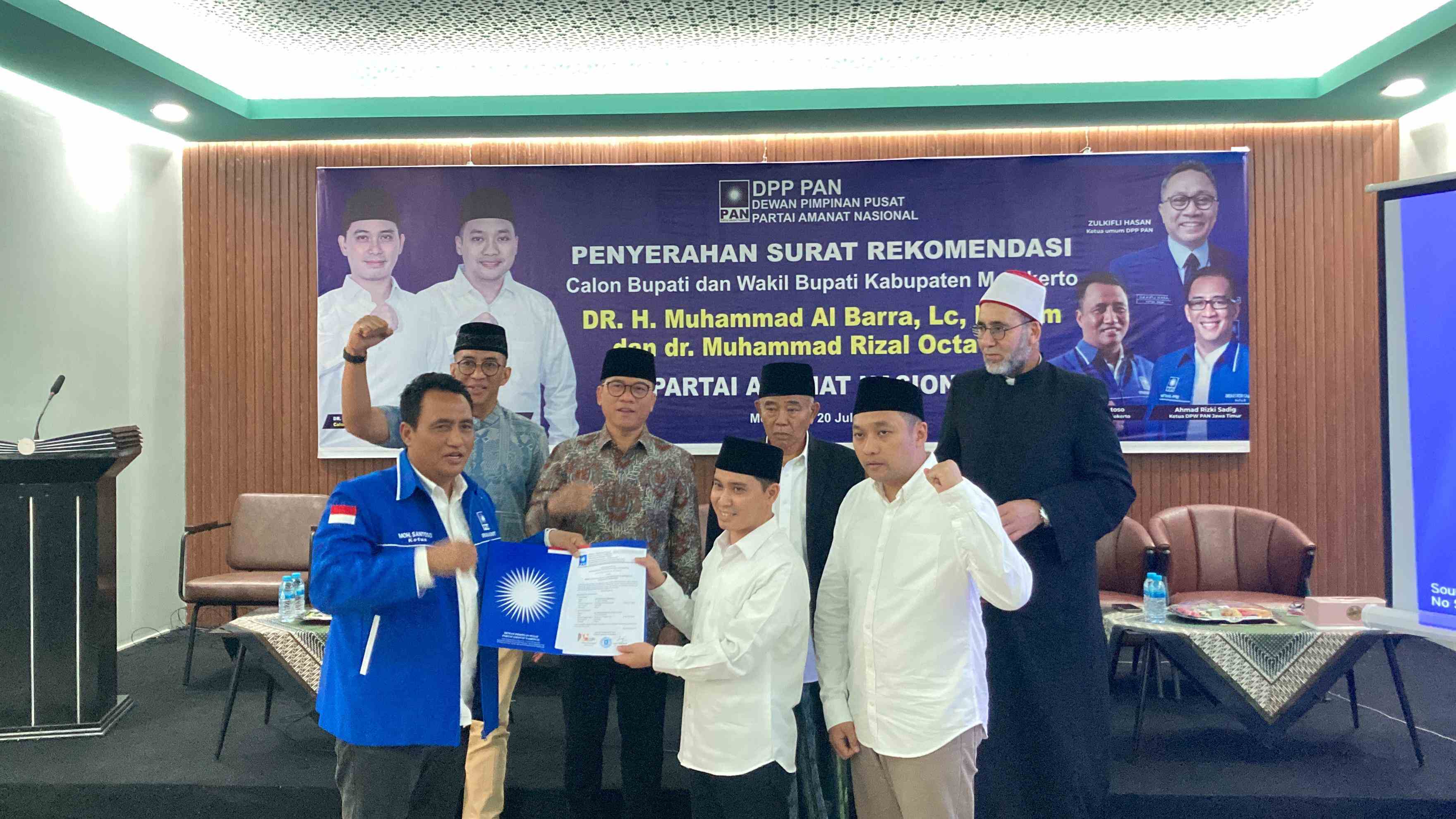 Ketua DPD PAN Mojokerto Muhammad Santoso.menyerahkan rekomendasi kepada Barra-Rizal untuk Pilkada Mojokerto 2024 di Aula Pascasarjana Universitas KH Abdul Chalim Mojokerto, Sabtu (20/4/2024).Foto: M Sulthon Neagara/bangsaonline