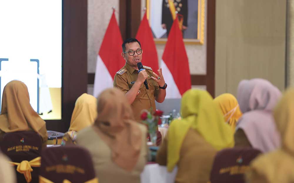 Wali Kota Batu Nurochman saat menyampaikan sambutan dalam kegiatan Monev Disiplin Pegawai serta Sosialisasi Penanganan Konflik Kepentingan Tahun 2025.