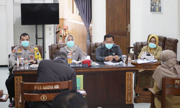 Wali Kota Mojokerto Ika Puspitasari bersama Forkopimda saat memberikan keterangan terkait penyaluran bantuan bagi warga terdampak Covid-19, Senin (13/4).