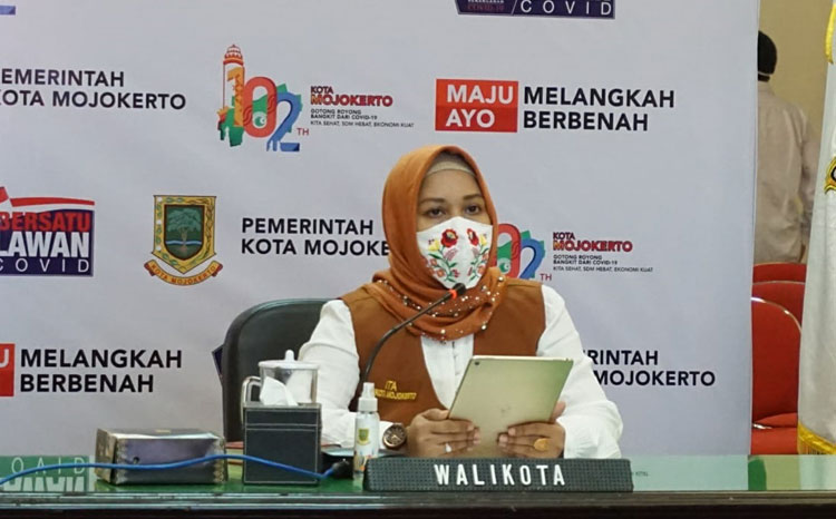 Wali Kota Mojokerto, Ika Puspitasari saat Webinar bersama Forum Kota Mojokerto Sehat di Ruang Nusantara, Kantor Pemerintah Kota Mojokerto.