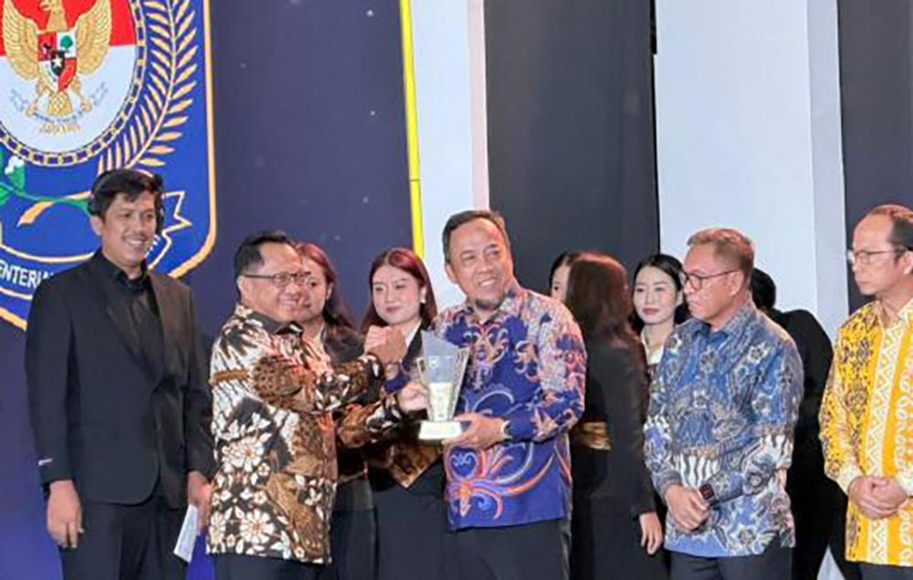 Penyerahan penghargaan dari Menteri Dalam Negeri Republik Indonesia kepada Wakil Bupati Magetan. Foto: ANTON/HB