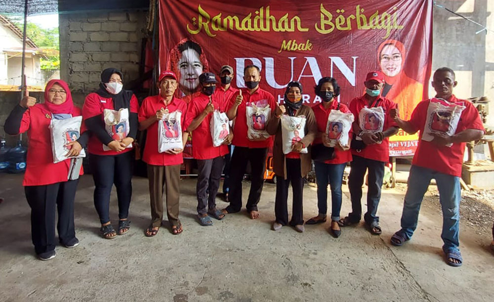 Pengurus PAC PDIP Kecamatan Pagu saat menerima bantuan beras dari Puan Maharani. foto: ist.