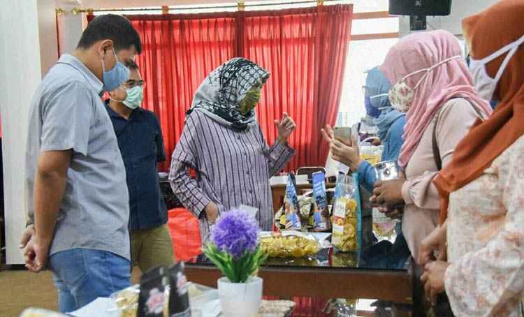 Wali Kota Kediri Abdullah Bakar ditemani Ketua Dekranasda Kota Kediri Ferry Silviana Abu Bakar, ketika meninjau langsung produk-produk UMKM. (foto: ist.)