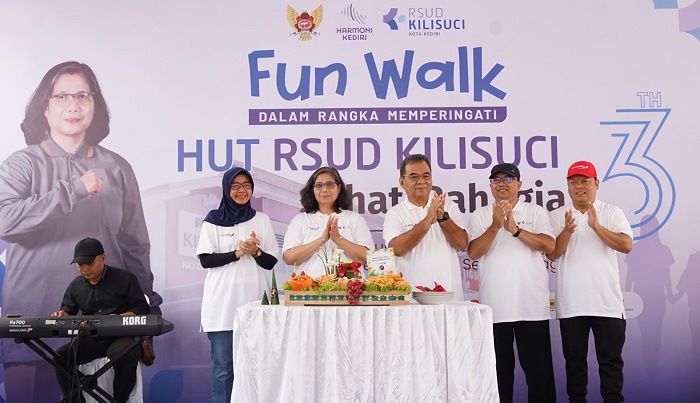 Pj Wali Kota Kediri Zanariah (dua dari kiri) di HUT RSUD Kilisuci. Foto: Ist. 