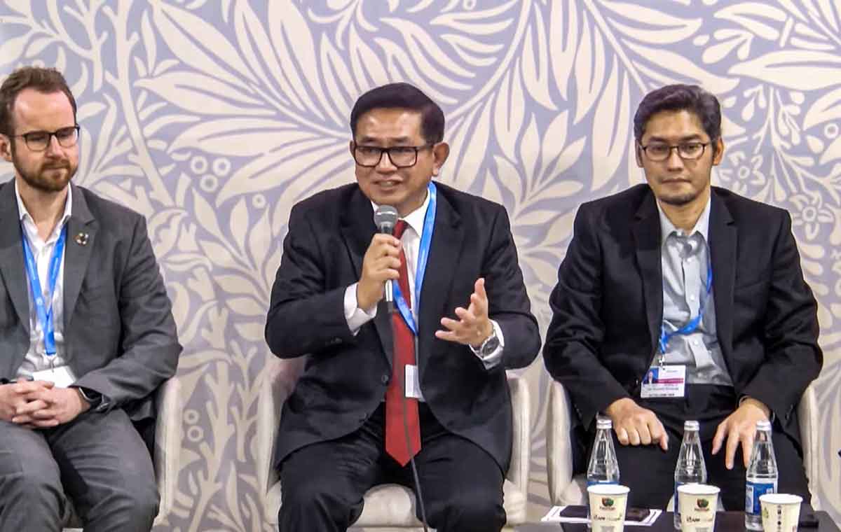Dirut Petrokimia Gresik, Dwi Satriyo Annurogo (tengah), saat membeberkan Program Transisi Energi 2024-2030 di Forum Internasional COP29. Foto: Ist