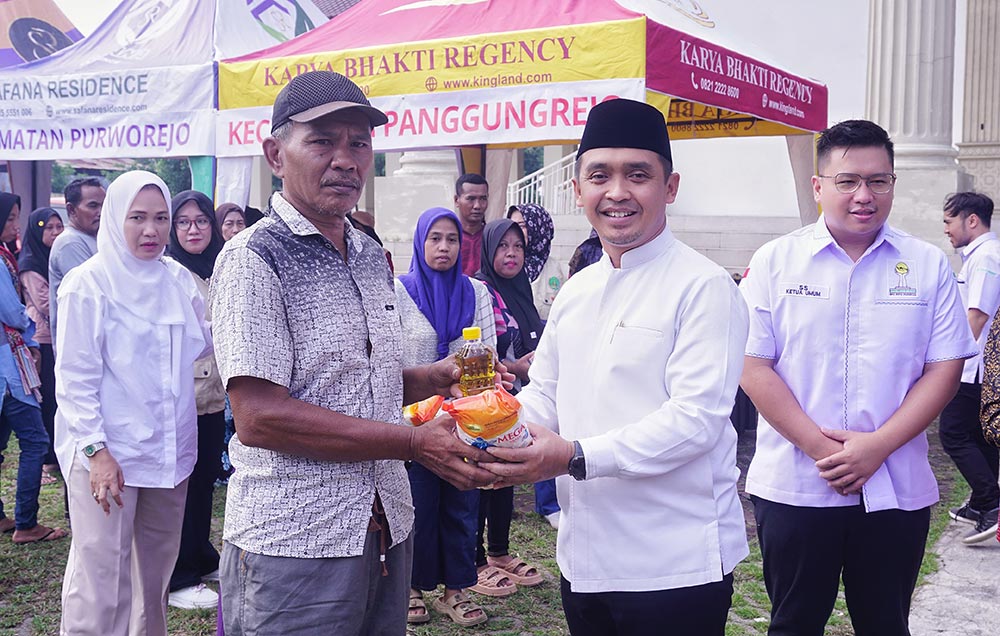 Wali Kota Pasuruan, Adi Wibowo, saat menyerahkan paket sembako murah kepada salah satu warga yang berbelanja.