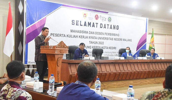 Wali Kota Kediri, Abdullah Abu Bakar, saat memberi sambutan dan menerima kedatangan mahasiswa KKN dari Universitas Negeri Malang (UM). Foto: Ist