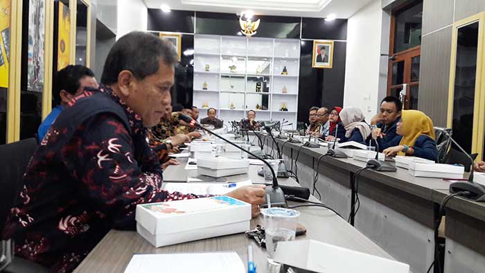 Suasana hearing penutupan akses masuk Fakultas Vokasi Unair di Gresik. foto: SYUHUD A/BANGSAONLINE