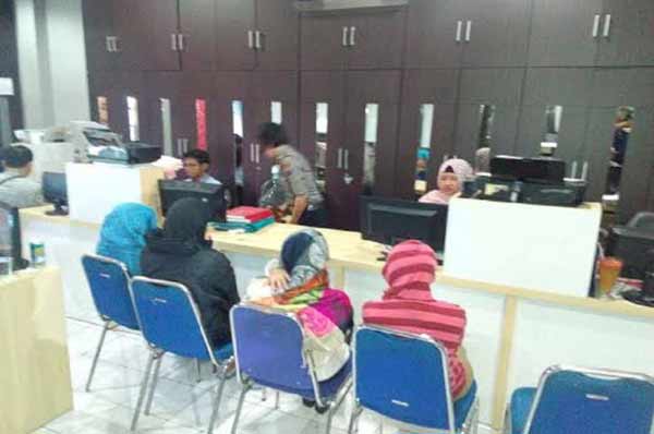 Artis AS (nomor dua dari kiri) saat diperiksa di ruang penyidik Polrestabes, Kamis (3/9). (foto: istimewa)