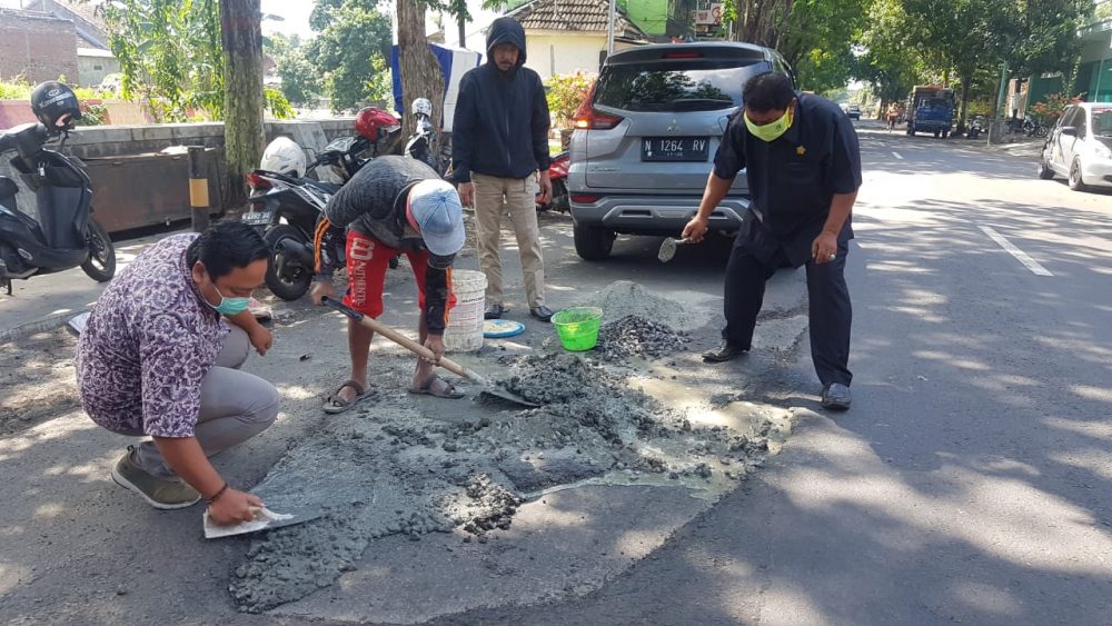 Ilustrasi: Tiga anggota DPRD Kota Probolinggo memperbaiki jalan raya sendiri. foto: ist