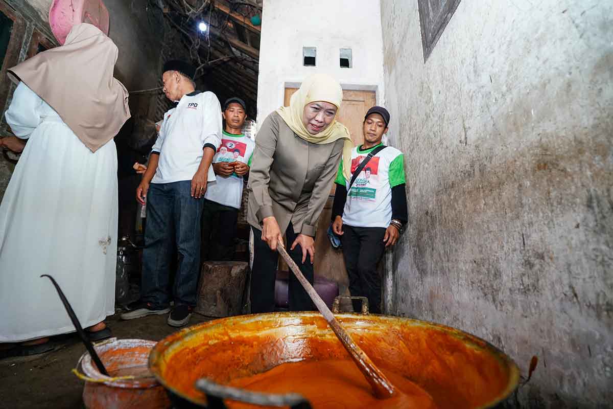Calon Gubernur Jawa Timur nomor urut 2, Khofifah Indar Parawansa, saat mengaduk gula merah di Desa Bades, Kecamatan Candipuro, Lumajang.
