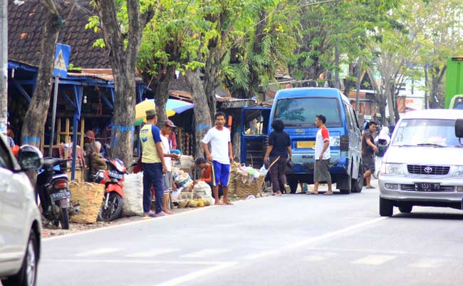 Pasar tumpah di Desa Sroyo, Kecamatan Kanor, Bojonegoro, diprediksi bakal menyebabkan kemacetan saat arus mudik nanti. foto: EKY NURHADI/ BANGSAONLINE