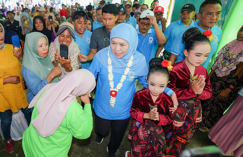 Gubernur Khofifah saat menghadiri kegiatan Jalan Sehat Formasi MBG 2026 di Halaman SPPG Al Anwar Group, Bangkalan, Sabtu (4/4/2026)