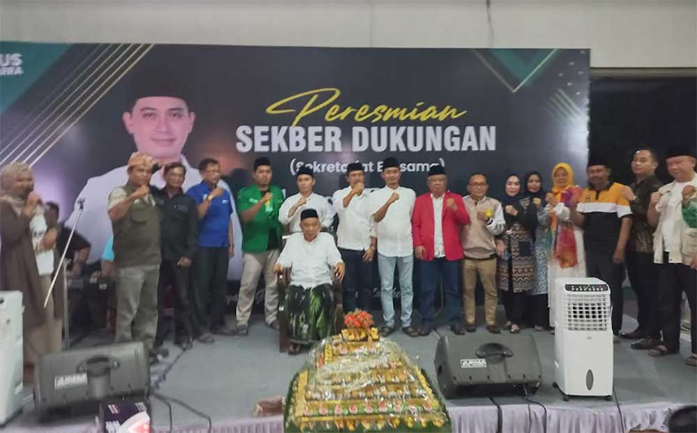 Sesi foto bersama, Kiai Asep, Gus Barra, Gus Fahmi, Partai Koalisi, relawan serta tokoh masyarakat di acara launching Sekber Gus Barra Mojokerto 1.