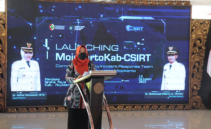Bupati Mojokerto, Ikfina Fahmawati, saat menyampaikan pentingnya keamanan siber ketika launching CSIRT.