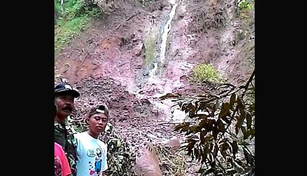 Salah satu bencana tanah lonsor yang terjadi di Wilayah Sawahan Kabupaten Nganjuk, beberapa waktu yang lalu. foto: soewandito/ BANGSAONLINE