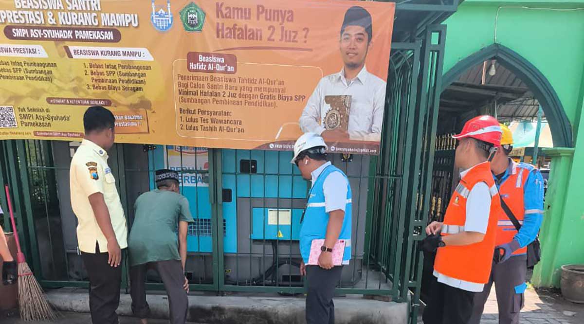 Petugas dari PLN ULP Pamekasan saat memeriksa pasokan listrik menjelang Idul Adha tahun ini.

