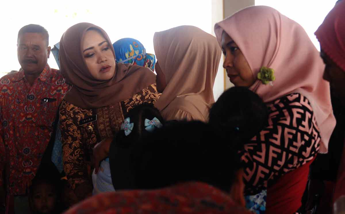 Bupati Mojokerto, Ikfina Fahmawati, ketika menyapa warga.