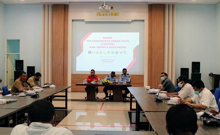 Kantor Imigrasi Kediri saat menggelar Rapat Tim Pengawasan Orang Asing (Timpora) untuk wilayah Kabupaten dan Kota Kediri. (foto: ist).