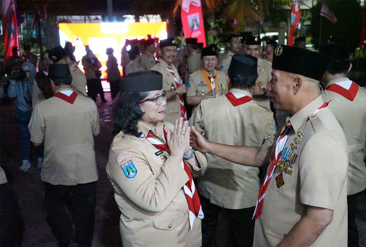 Pj Wali Kota Kediri sekaligus Ketua Majelis Pembimbing (Mabicab) Gerakan Pramuka Kota Kediri usai dianugerahi penghargaan oleh Kwartir Daerah Gerakan Pramuka Jawa Timur. Foto: Ist