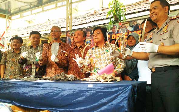 Menteri LH bersama Kapolres Tanjung Perak Surabaya saat menunjukkan barang bukti. foto: rusmiyanto/BANGSAONLINE