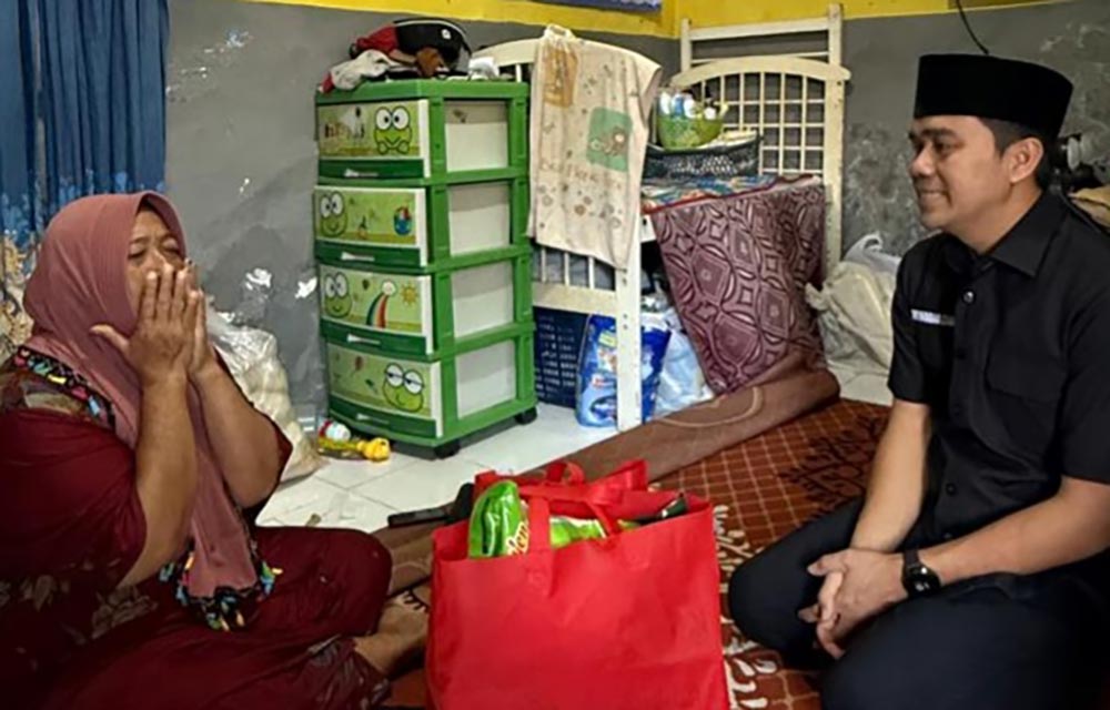 Wakil Ketua I DPRD Kabupaten Pasuruan, M. Zaini, saat mengunjungi Bu Khus, istri mendiang almarhum Ketua PAC PDI Perjuangan Kecamatan Pohjentrek.