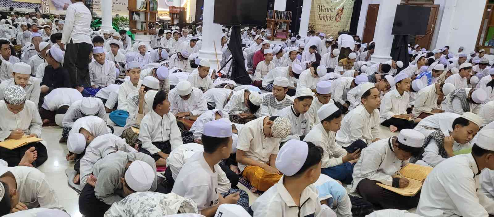 Ribuan santri Pondok Pesantren Amanatul Ummah Pacet Mojokerto Jawa Timur mengaji kitab Mukhtarul Ahadits An-Nabawiyah dan Fathul Qorib yang diasuh Prof Dr  KH Asep Saifuddin Chalim di Masjid Raya KH Abdul Chalim Kembangbelor Pacet Mojokerto, Kamis (20/11/2025) dini hari. Foto: m mas
