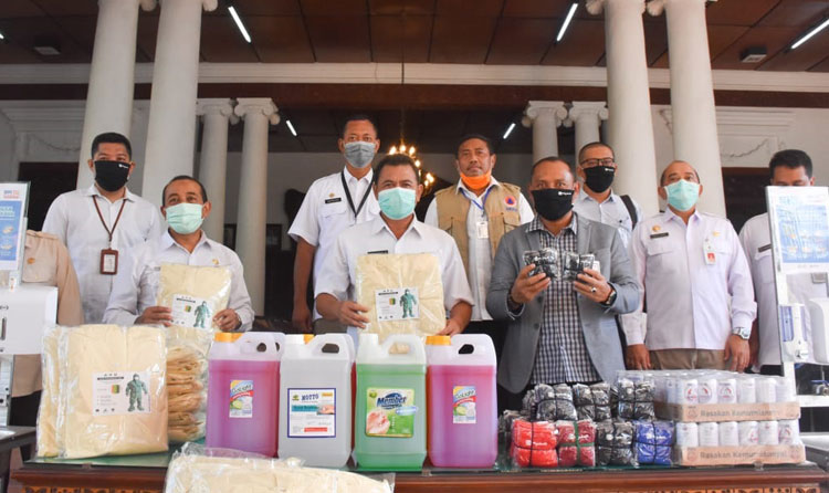 Bupati Pungkasiadi bersama jajaran BRI Cabang Mojokerto ketika menyerahkan bantuan penanganan Covid 19. 