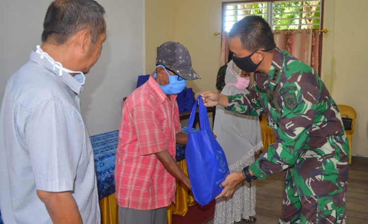 Sebanyak 175 paket sembako dibagikan pada warga lanjut usia penghuni LP2U di Banjarmasin Utara.
