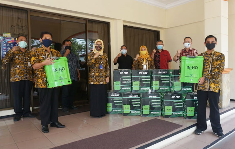 Bamag Kota Mojokerto menyerahkan bantuan alat penyemprot kepada Wali Kota Mojokerto secara simbolis.