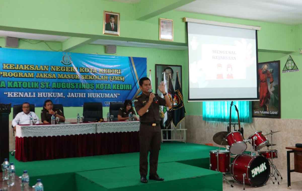 Tim Intelijen Kejari Kota Kediri saat menyampaikan materi di hadapan para siswa SMA Katolik Santo Agustinus. Foto: Ist