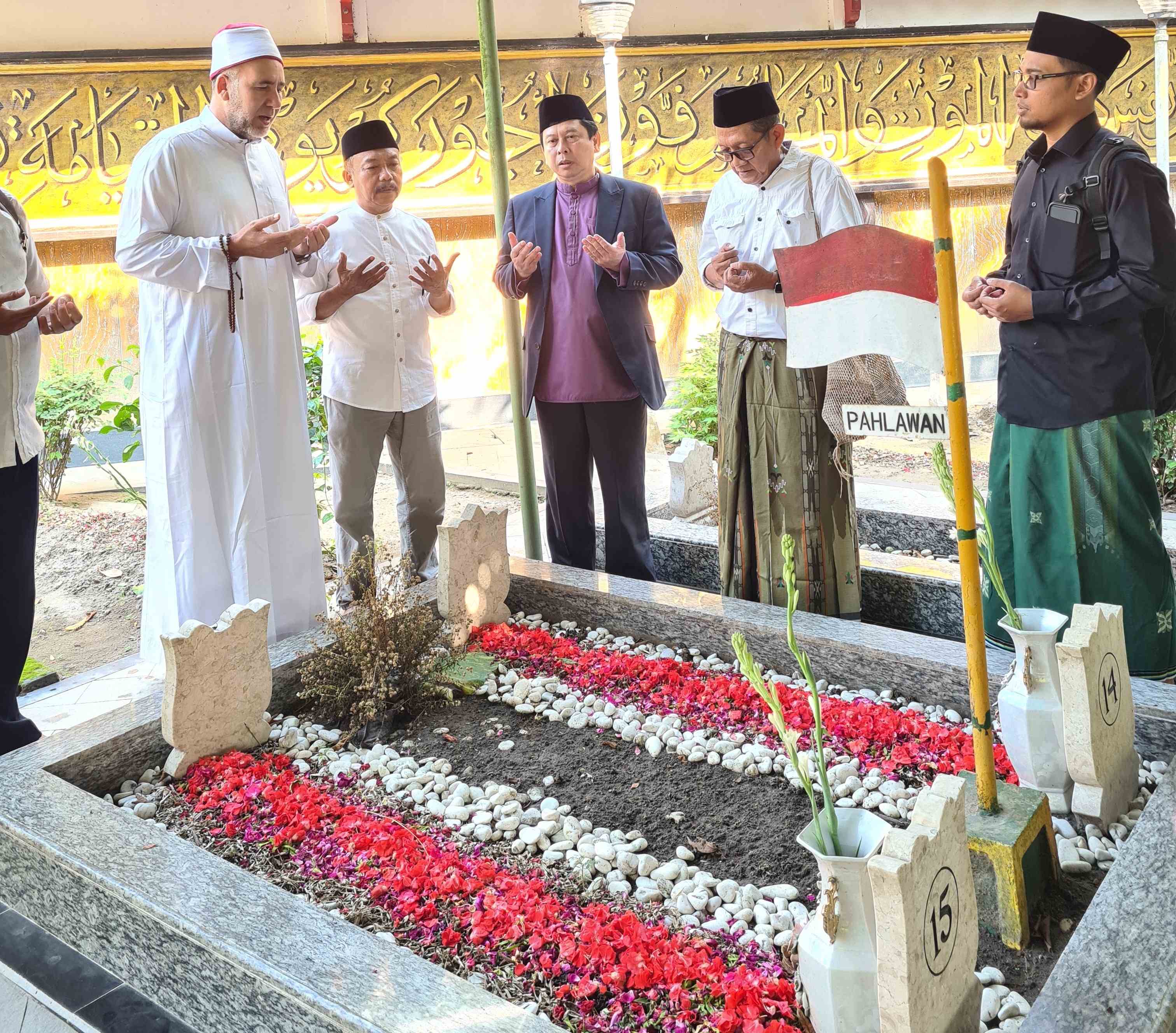 Prof Dr Usep Abdul Matin, MA dan rombongan saat tahlil di maqbarah KH M Yusuf Hasyim di Pesantren Tebuireng Jombang Jawa Timur,  Sabtu (4/7/2025). Pembacaan tahlil itu dipimpin Syaikh Ahmad Muhammad Mabruk. Foto: bangsaonline