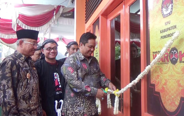 Ketua KPU Jawa Timur Eko Sasmito mengunting pita peresmian RPP Warok.