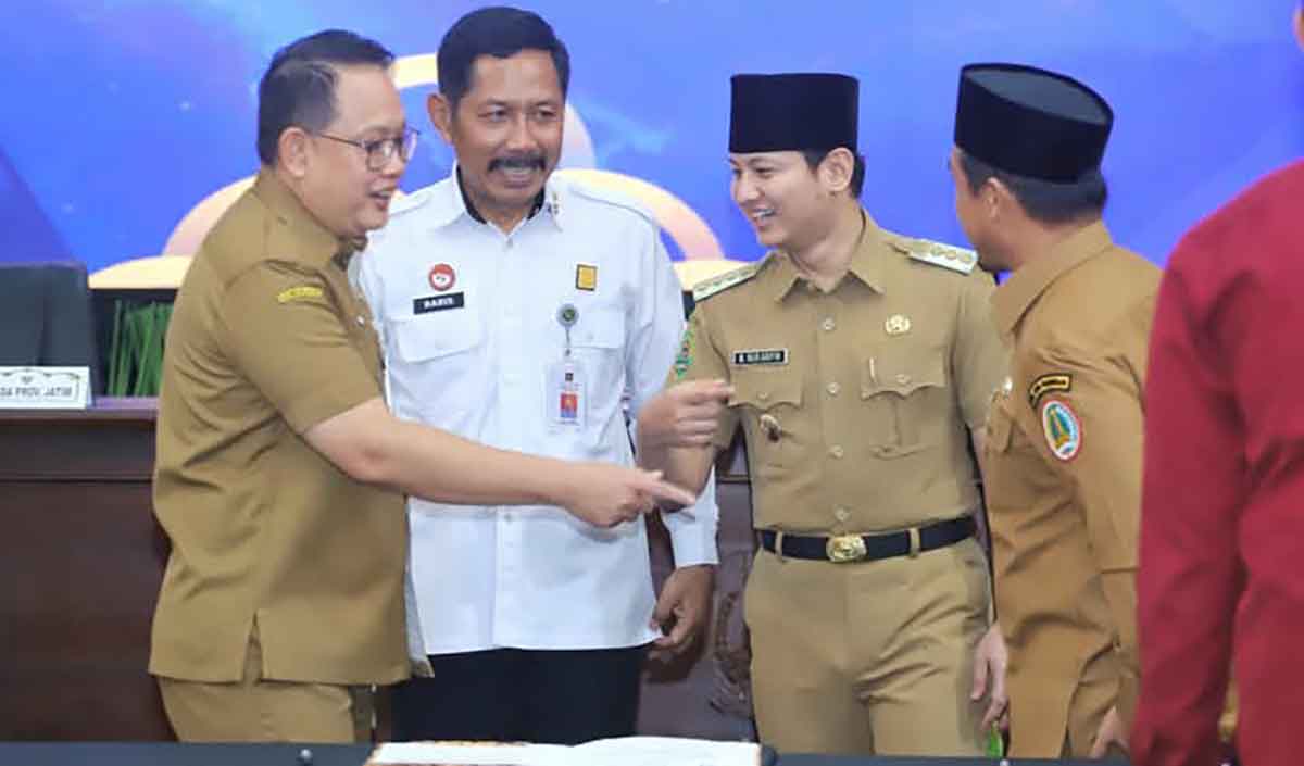 Bupati Trenggalek saat menghadiri rapat koordinasi pembentukan Koperasi Desa Merah Putih.