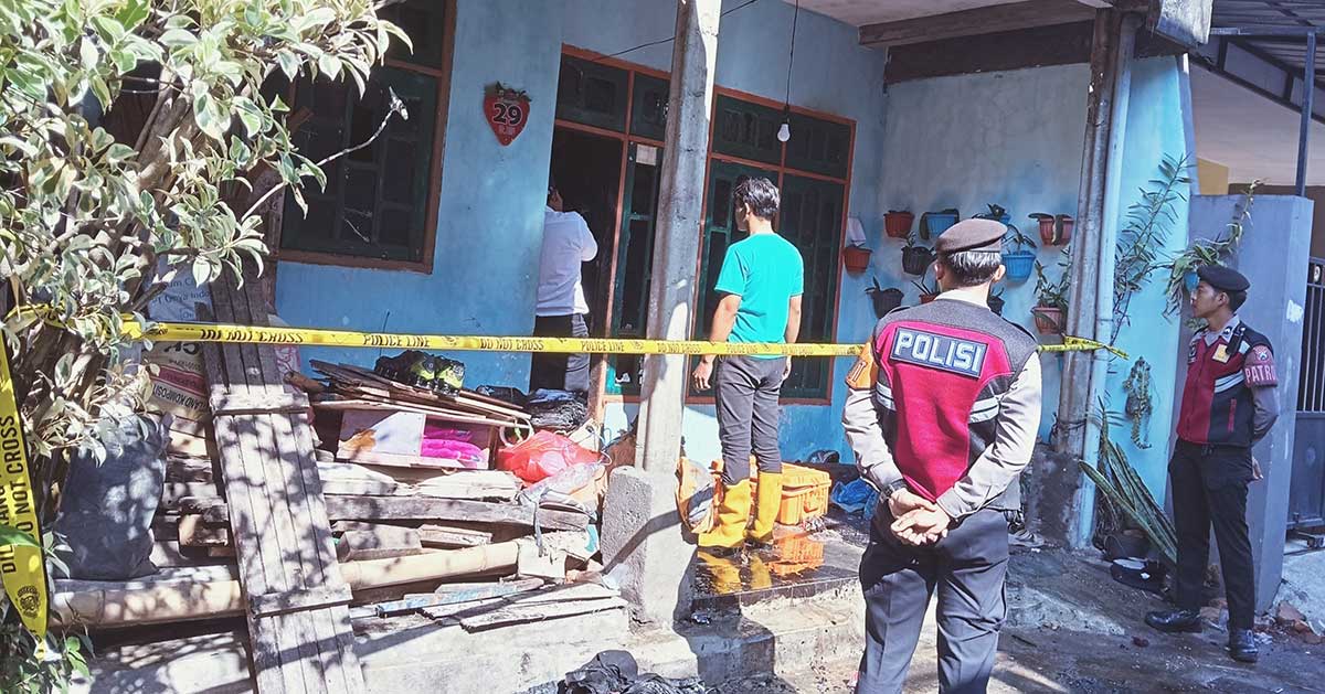 Olah TKP kebakaran yang melanda rumah warga di Desa Pendem, Kecamatan Junrejo, Kota Batu.