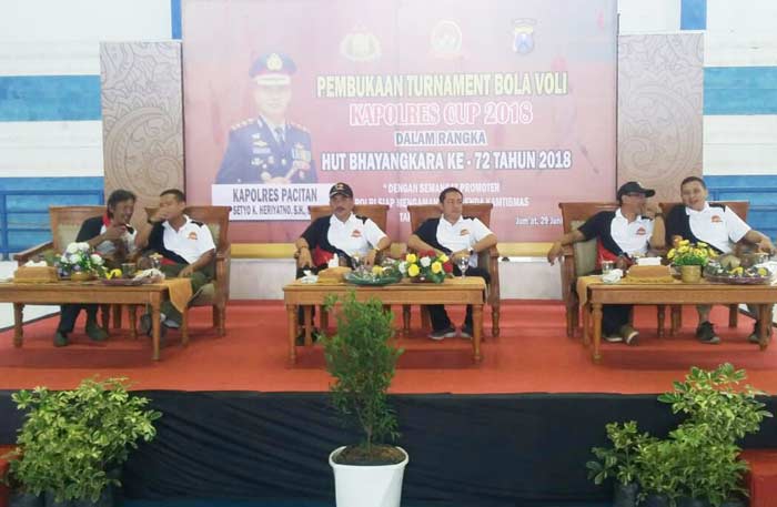 Suasana pembukaan turnamen bola voli Kapolres Pacitan Cup.