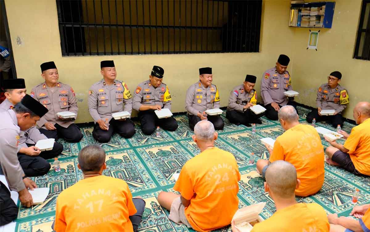 Kapolres Ngawi saat berbuka puasa bersama tahanan.