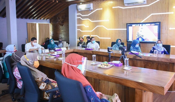 Wali Kota Kediri Abdullah Abu Bakar saat mengikuti launching Gerakan 26 Juta Masker se-Provinsi Jawa Timur secara virtual. foto: ist.