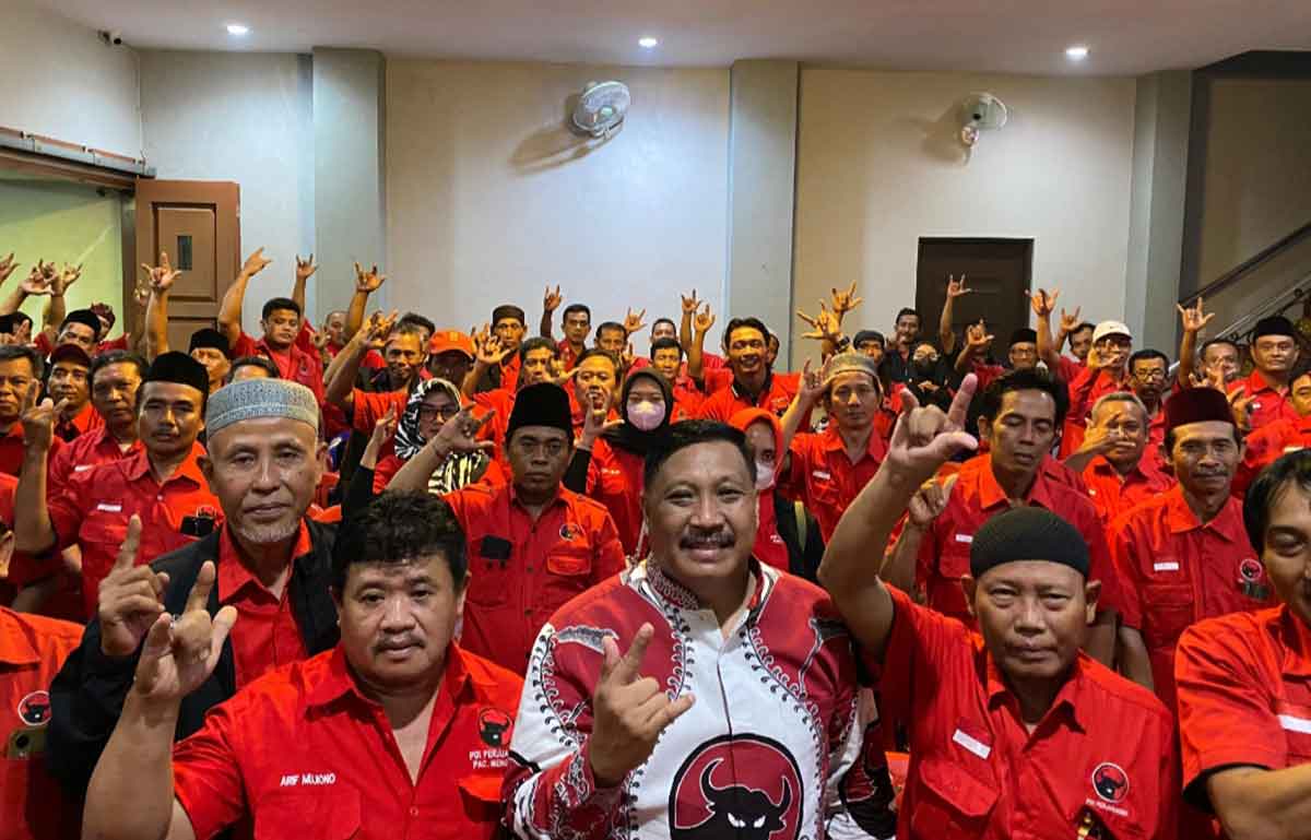 Ketua DPC PDIP Gresik, Mujid Riduan (baju batik), bersama pengurus dan kader saat konsolidasi. Foto: Ist