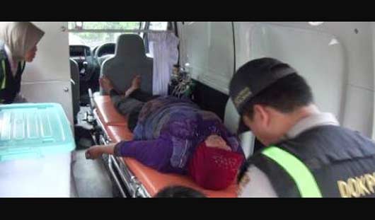 Pemilik rumah dievakuasi ke rumah sakit. foto: beritajatim