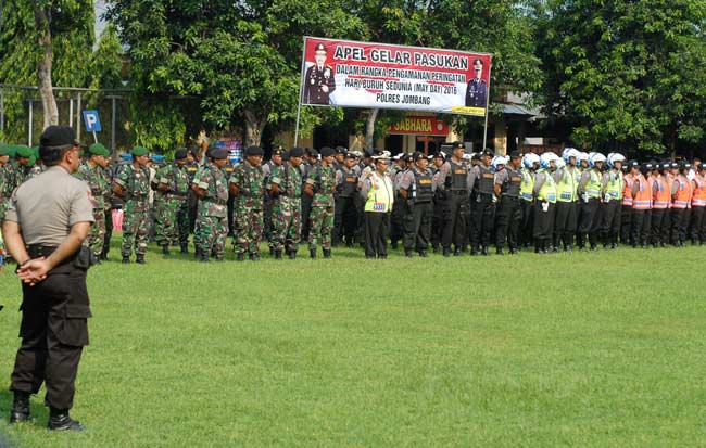 Apel Gelar Pasukan di halaman Mapolres Jombang.  foto: rony suhartomo/ BANGSAONLINE