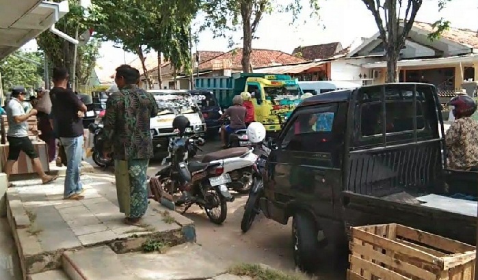 Kemacetan jalan sepanjang jalan Teuku Umar Pandian, Sumenep.
