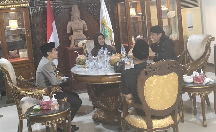 Gus Miftah berbincang gayeng dengan Wali Kota Mojokerto Ning Ita dan Kapolres Mojokerto Kota AKBP Rofiq Ripto Himawan. foto: istimewa
