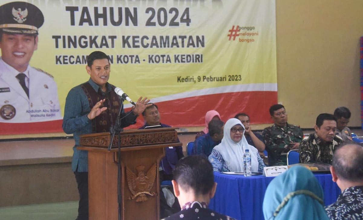 Wali Kota Kediri Abdullah Abu Bakar saat memaparkan capaian 10 program prioritas di acara Musrenbang RKPD 2024 Kecamatan Kota. Foto: Ist.
