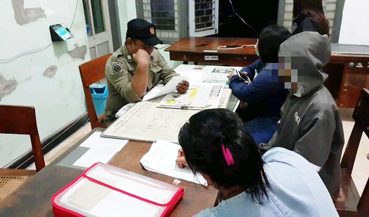 Tiga cewek yang kedapatan pesta miras saat diperiksa petugas di Mako Satpol PP Kota Kediri. foto: ist