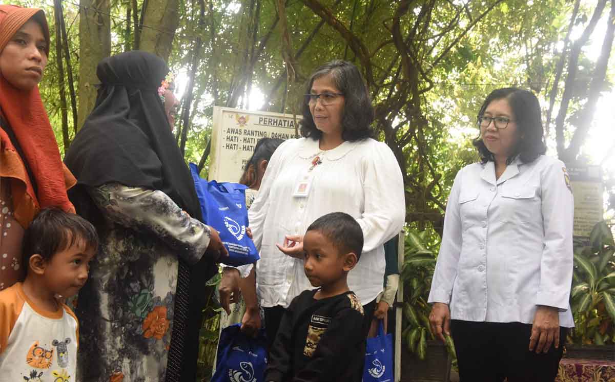 Pj Wali Kota Kediri, Zanariah, ketika berbincang dengan warga. Foto: Ist