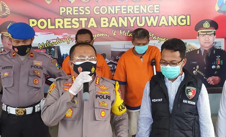 Kapolresta Banyuwangi Kombes Pol Arman Asmara Syarifuddin menunjukkan para tersangka.