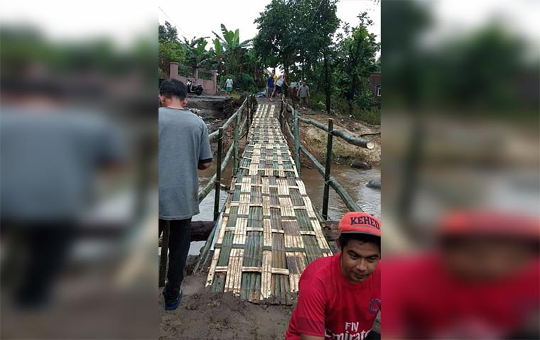 Jembatan dari bambu yang dibangun warga Dusun Payaman.