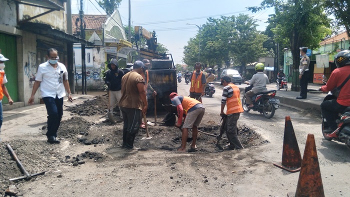 Jalan nasional di Bangil, Pasuruan yang rusak mulai dibenahi oleh pihak BBPJN VIII.